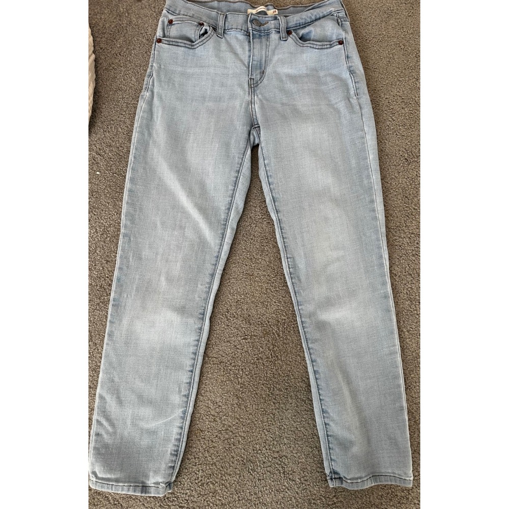 Levis Boyfriend Jeans Light Wash Denim Women Size 28 Mid Rise Relaxed Fit